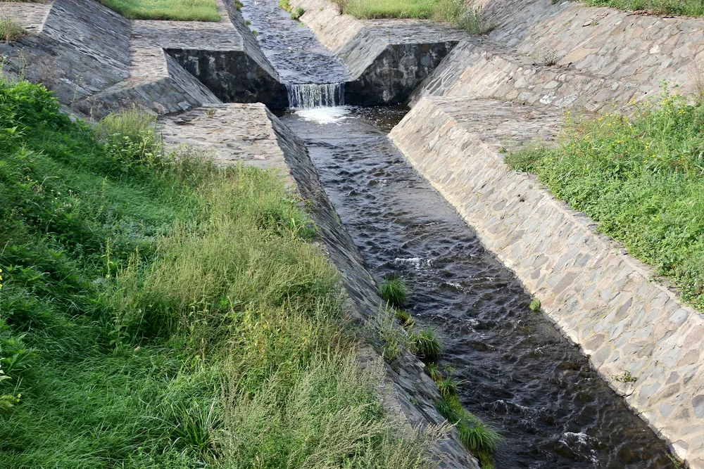 Longkang konkrit dan pembetung yang telah disiapkan / Completed concrete drain and culvert structure