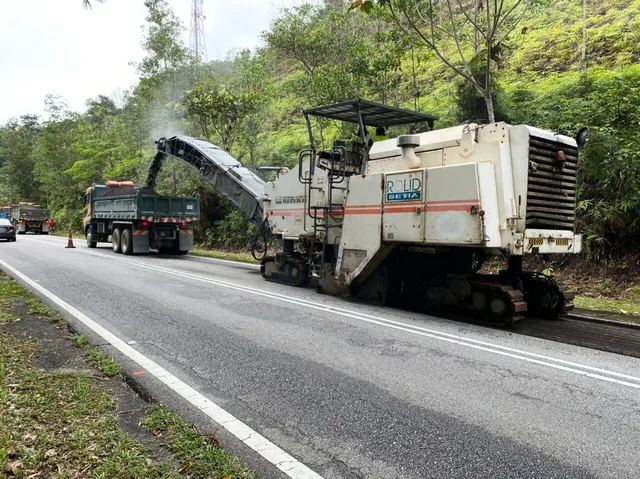 Mesin milling Rolid Setia mengorek turapan lama di lebuhraya / Rolid Setia milling machine cutting out old pavement on a highway