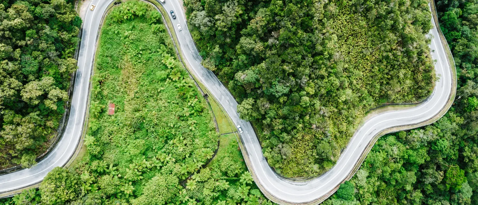 Pandangan dron jalan berbukit yang telah diselenggara / Drone view of a maintained hill route
